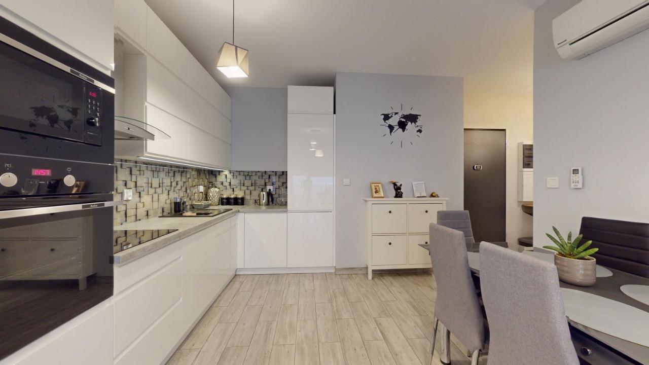 Family House Near The Market Square -Perfect For Family & Business Stays - Ksiecia Witolda Street 500 Steps To Market Square - 2 Bedrooms,2 Parking Places Wrocław Kültér fotó
